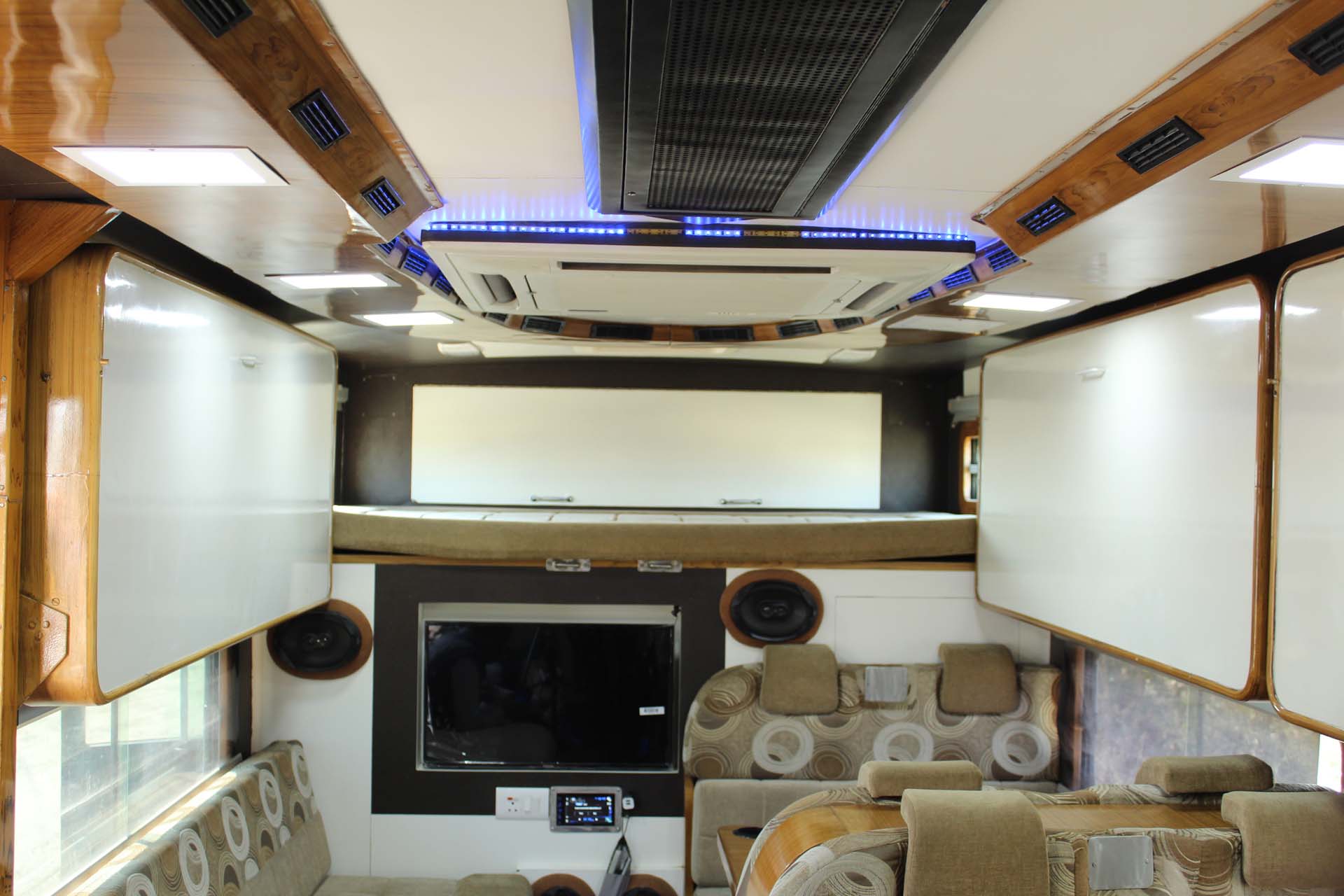 INTERIOR FRONT VIEW