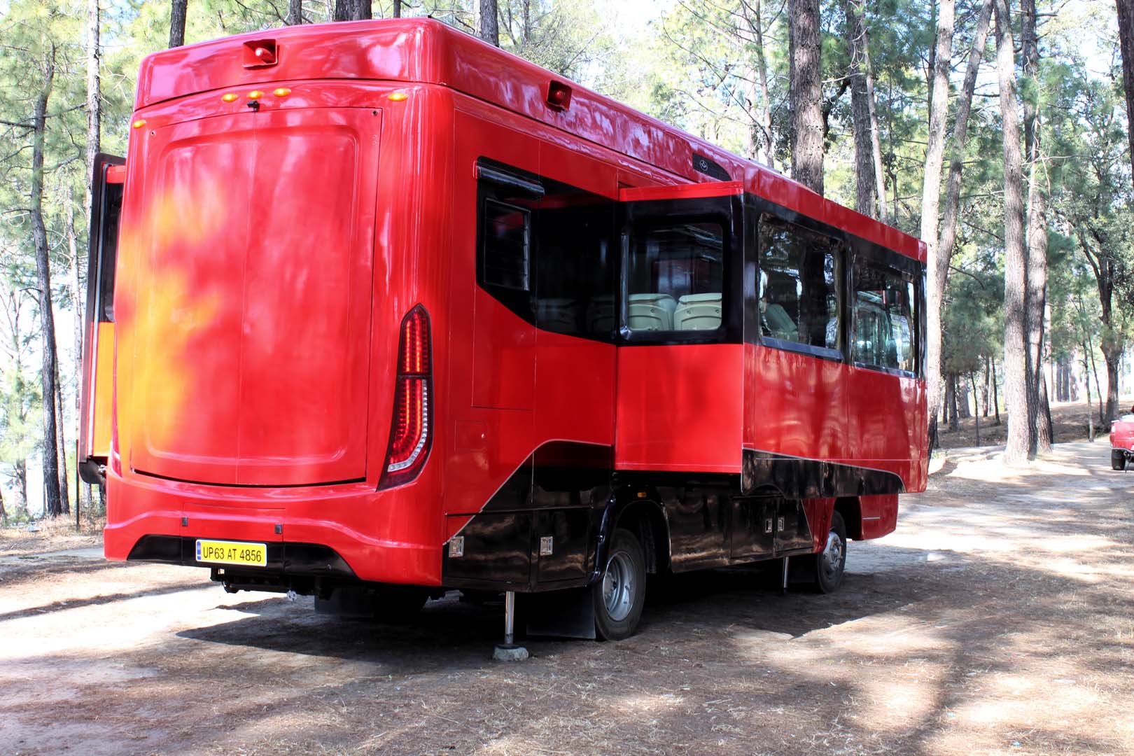 EXTERIOR REAR