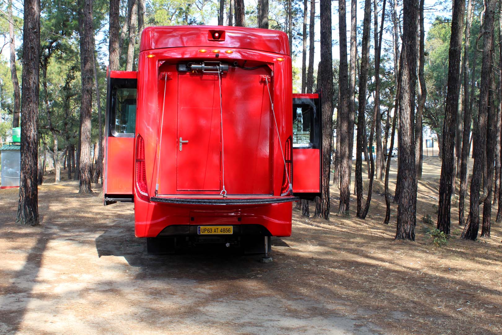 REAR EXTERIOR | Post drop